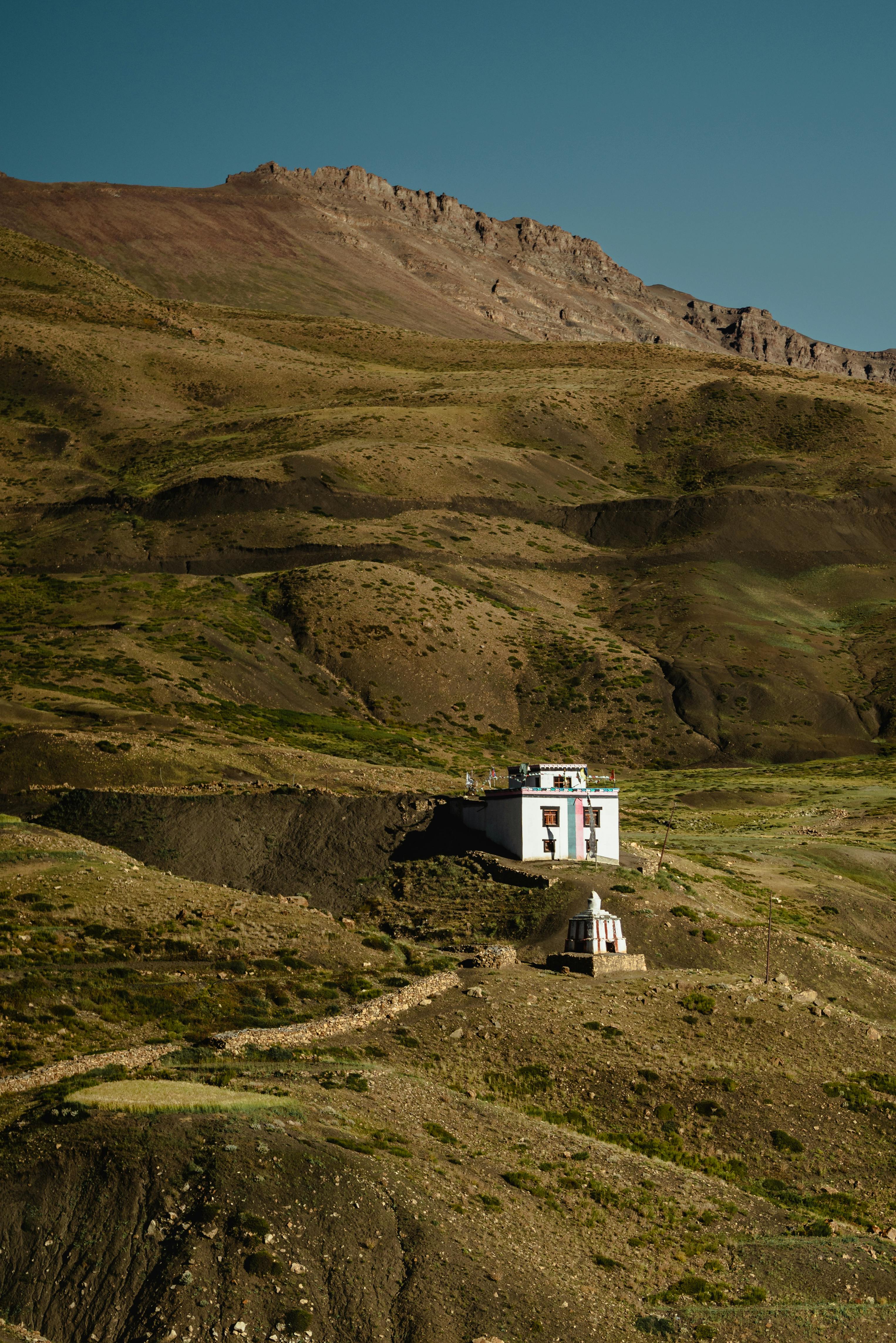 这座独栋房屋坐落在天空晴朗、广阔崎岖的山地景观中