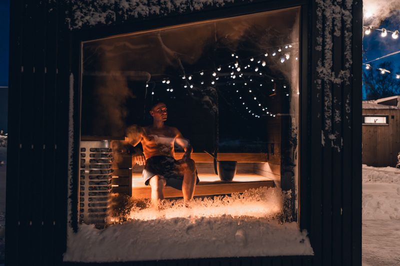 Zimowy relaks — jak sauna przyciąga gości w chłodne miesiące