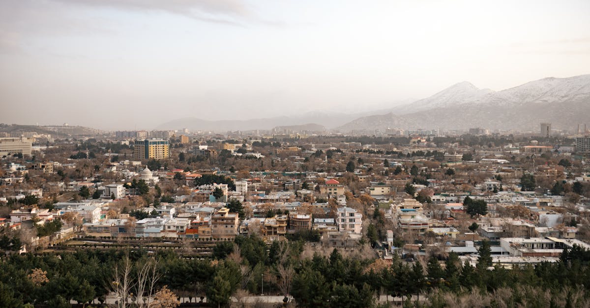 Una vista aérea panorámica de Kabul, Afganistán, que muestra el paisaje urbano con un telón de fondo montañoso. Una vista aérea panorámica de Kabul, Afganistán, que muestra el paisaje urbano con un telón de fondo montañoso.