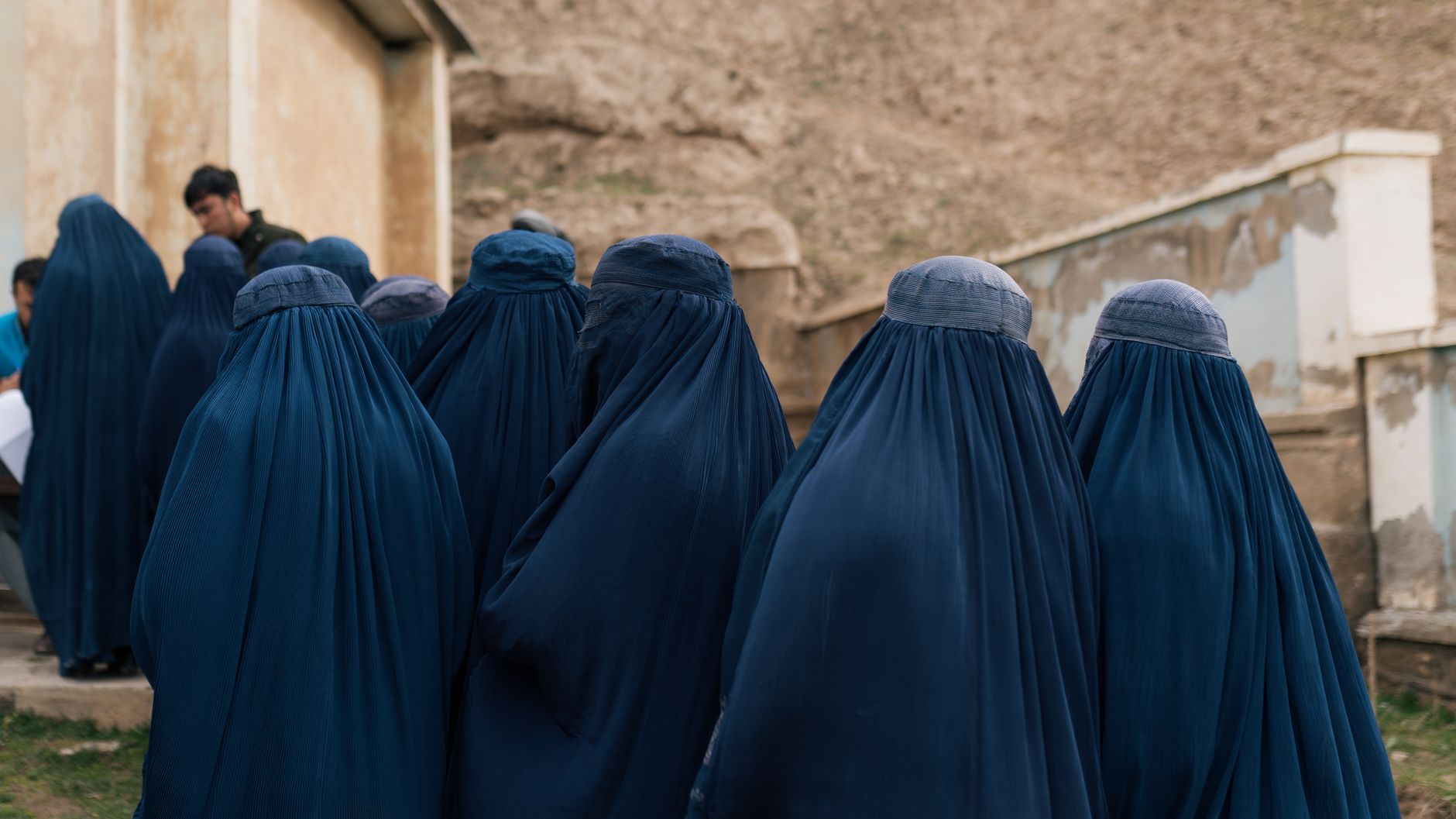 Afganistan'da burka giymiş kadınlar yolda yürüyor