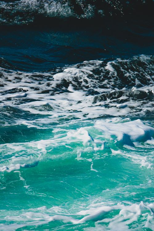 Free Vibrant and powerful turquoise waves crash in the ocean, showcasing nature's raw beauty and dynamic movement. Stock Photo
