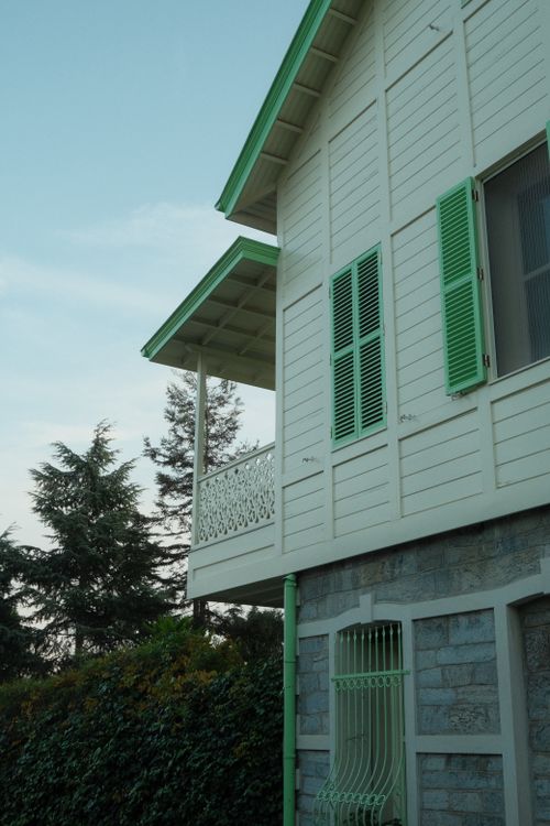 Free A charming house with green shutters under a clear sky in İstanbul. Stock Photo