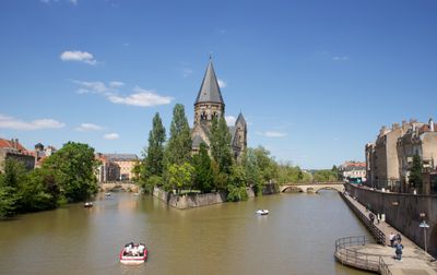 Magnifique vue du Temple Neuf au bord du canal à Metz, France, par une journée ensoleillée.