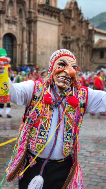 Fotomural Un vibrante espectáculo tradicional en Cusco, que muestra trajes coloridos y patrimonio cultural.