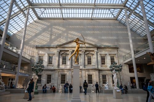 Free Elegant interior shot of The Met's sculpture gallery showcasing classical architecture and sculptures. Stock Photo