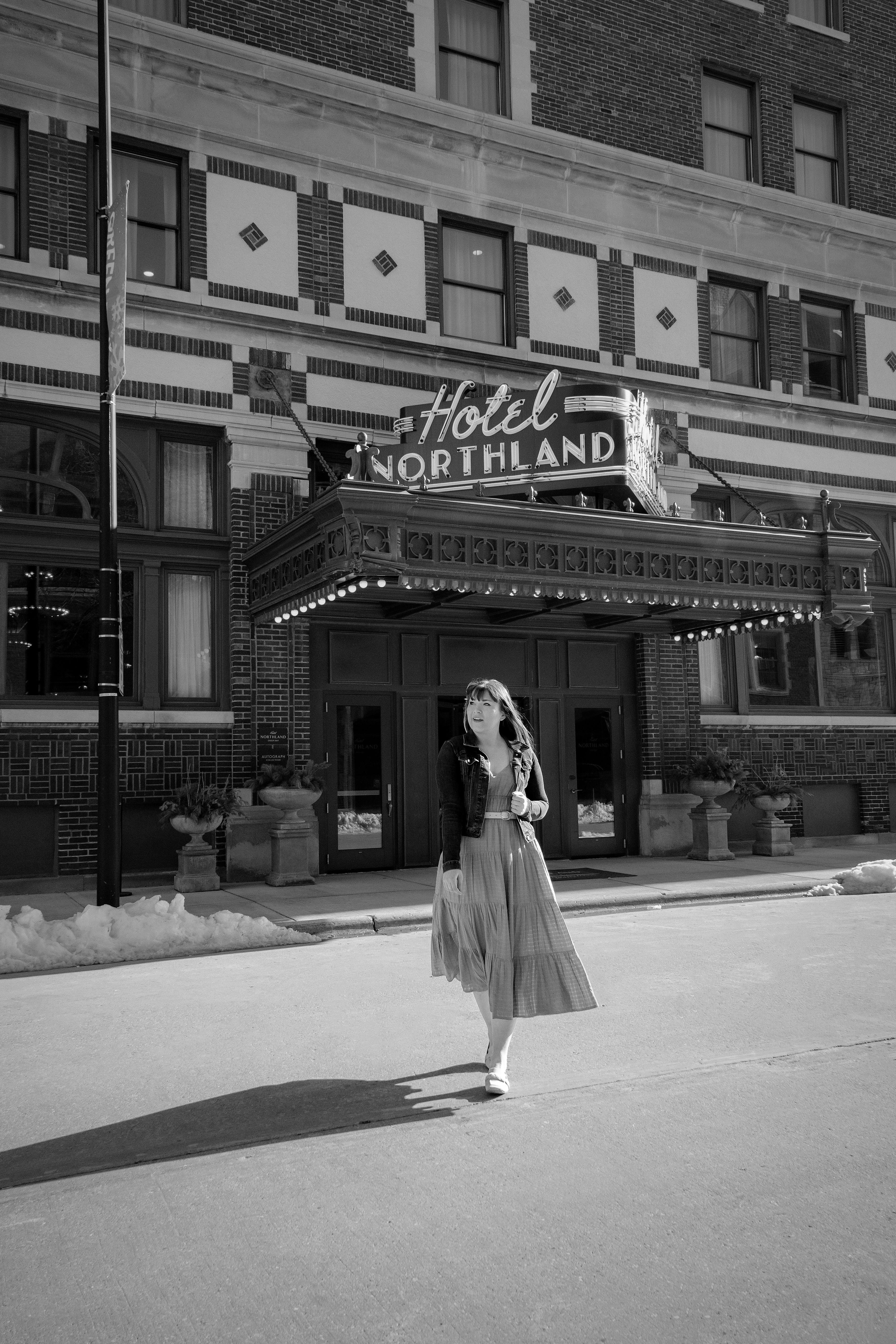bezplatná Módní žena pózuje před hotelem Northland v Green Bay, Wisconsin. Základová fotografie