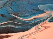 这幅迷人的抽象流体艺术作品，以蓝色和米色漩涡图案，营造出现代艺术设计感