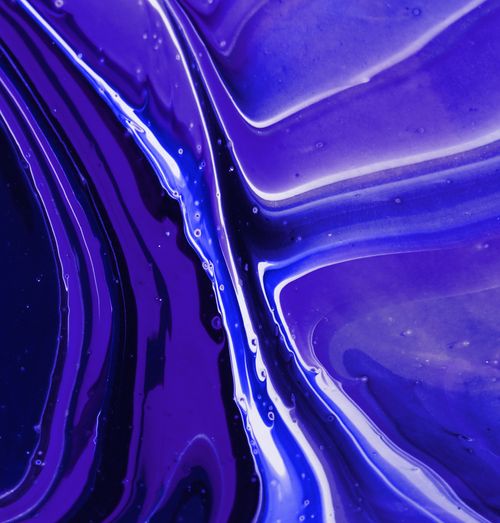 Free A striking abstract artwork with flowing blue liquid patterns and a glossy texture, perfect for modern decor. Stock Photo