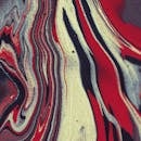 这幅充满活力的抽象艺术作品，以大胆的红黑漩涡为特色，并带有闪闪发光的纹理