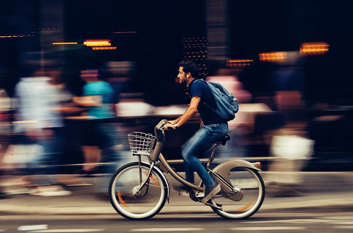 Man fietst op straat in de stad