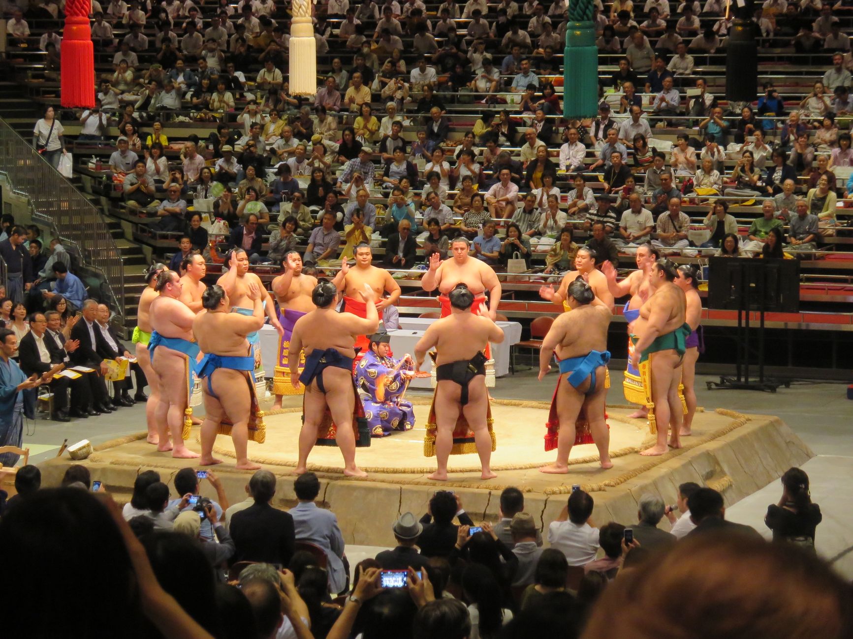 Japonya'da bir sumo ringinde güreşçiler