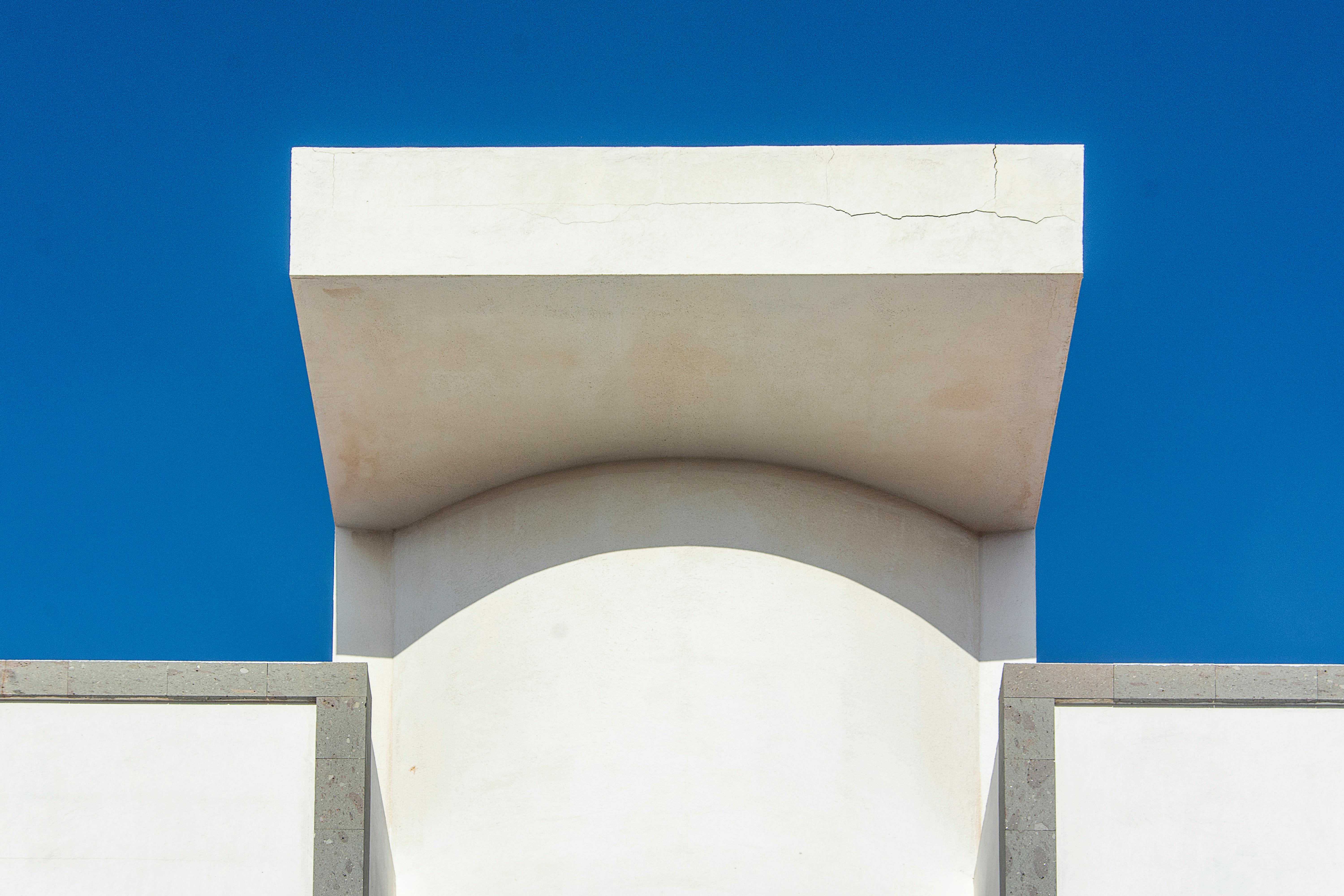 Gratuit Structură arhitecturală minimalistă sub un cer albastru viu, perfectă pentru inspirația designului. Fotografie de stoc