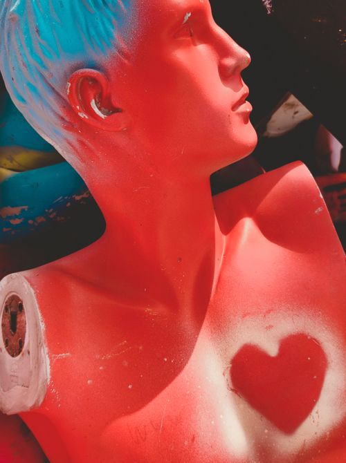 Free Vibrant mannequin torso with blue hair and heart design, perfect for artistic themes. Stock Photo