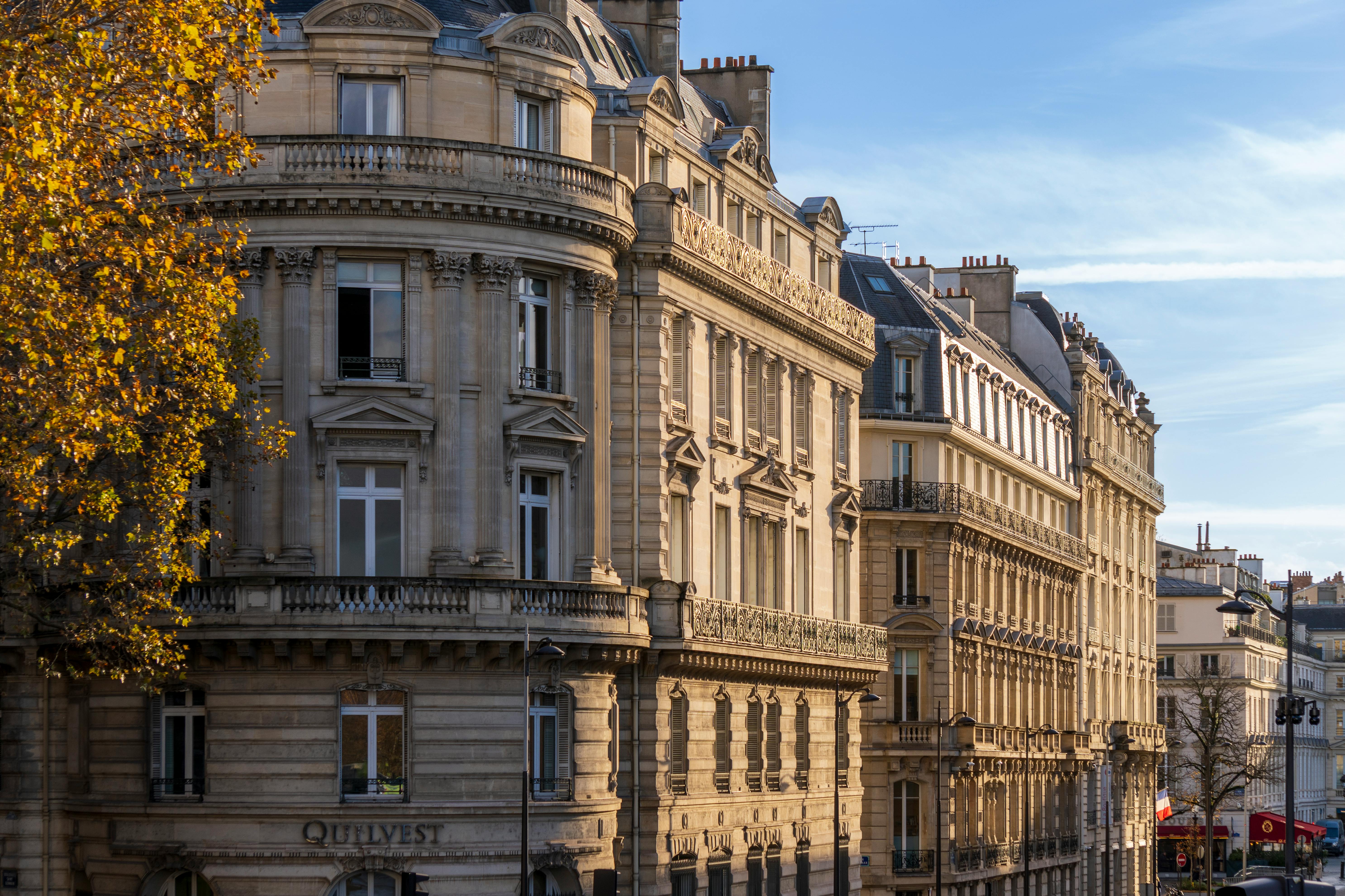 Arquitectura del bulevar Saint-Germain de París a la luz del día