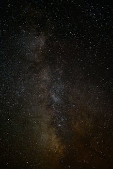 在星光熠熠的夜空中，欣赏银河系与遥远云层的迷人景色