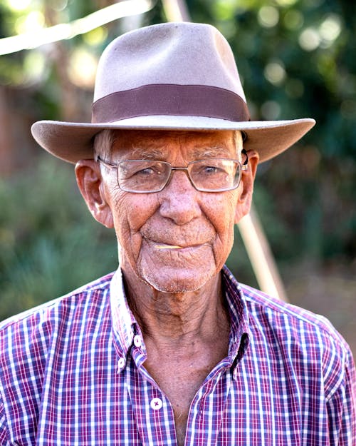 Man Wearing Gray and Brown Hat With Eyeglasses