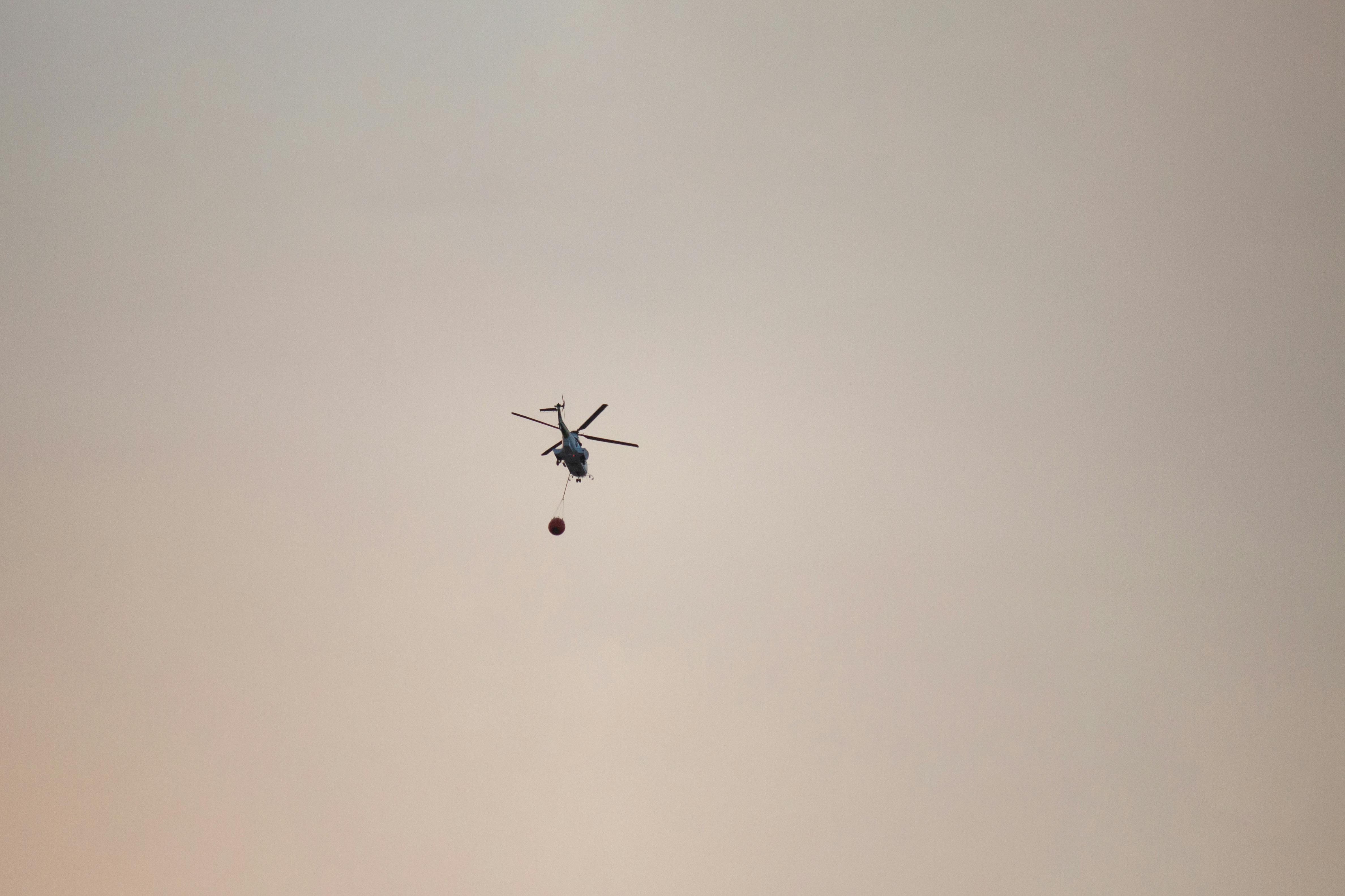 firefighting helicopter smoke 관련 이미지