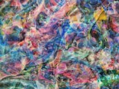 这幅充满活力的抽象艺术作品，以鲜艳的色彩和旋转的图案，营造出动感与创造力