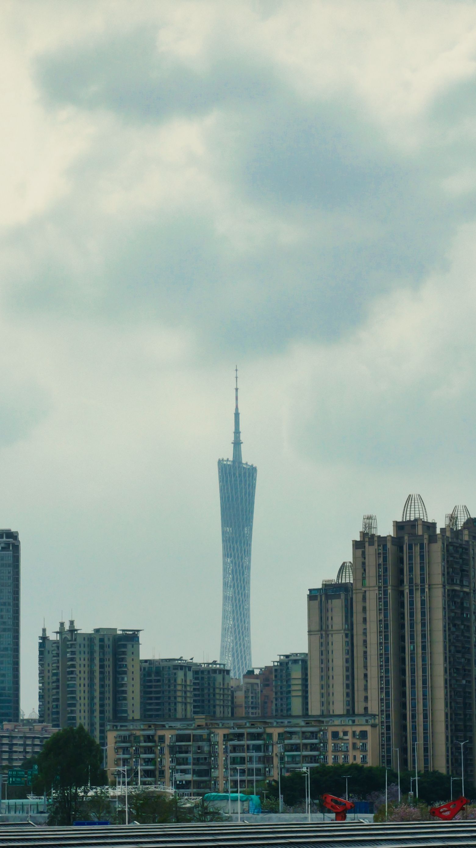 多云天空下的天际线与塔 · 免费素材图片
