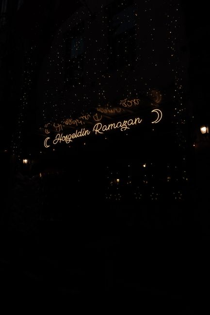 2026’da Ramazan Ayında Okunacak Dualar: Ruhunuzu Yeniden Keşfetmenin 14 Yolculuğu 6 Glowing 'Hoşgeldin Ramazan' sign with crescent moon lights at night, festive atmosphere.
