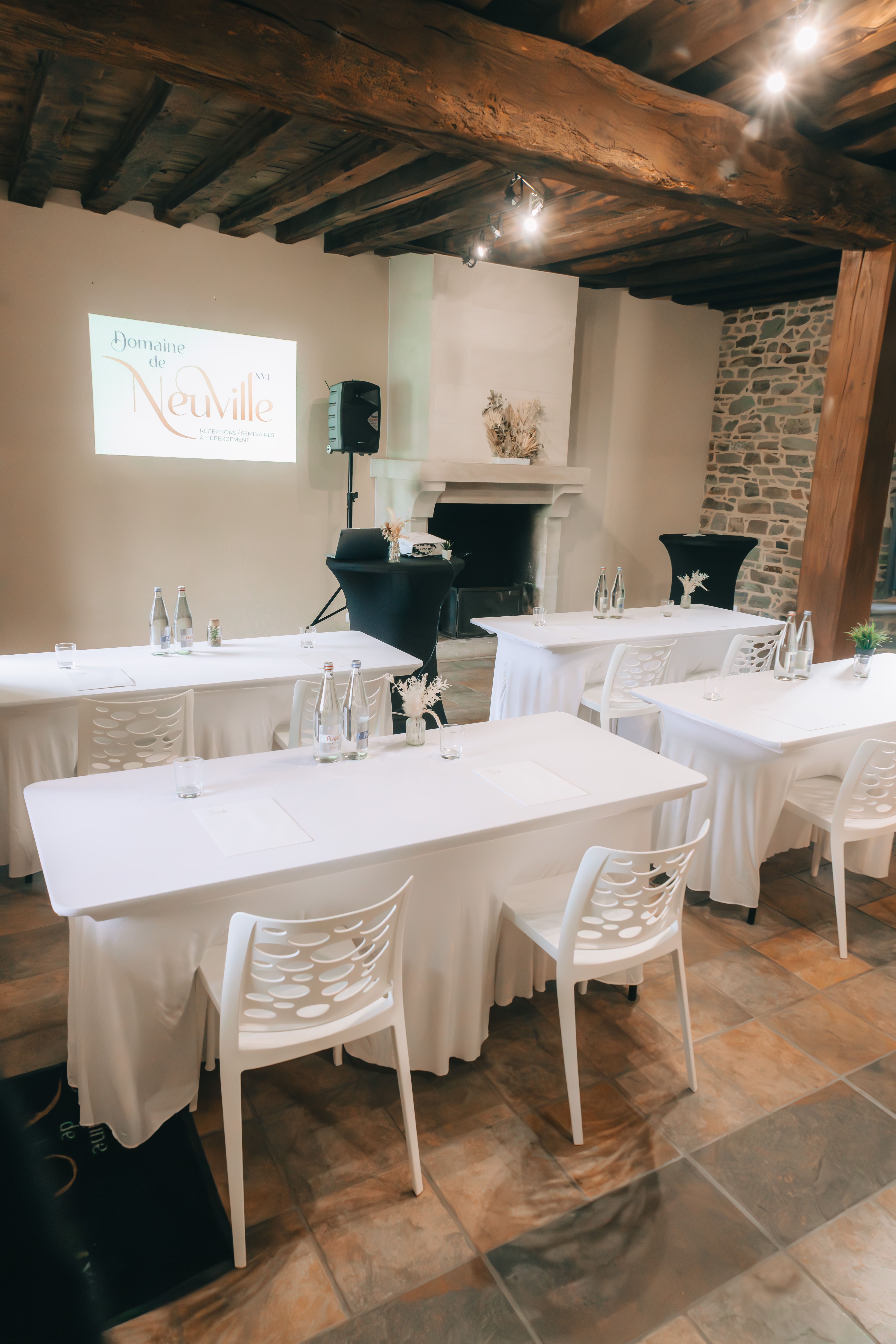 Elegant Banquet Hall Setup in Rustic Venue · Free Stock Photo