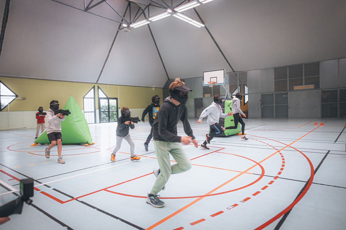 Participants pendant une partie de laser game
