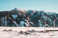 在奥地利阿尔卑斯山的雪坡上，滑雪装备捕捉到了宁静的冬日场景