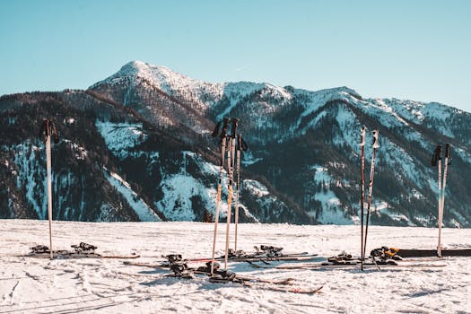 在奥地利阿尔卑斯山的雪坡上，滑雪装备捕捉到了宁静的冬日场景