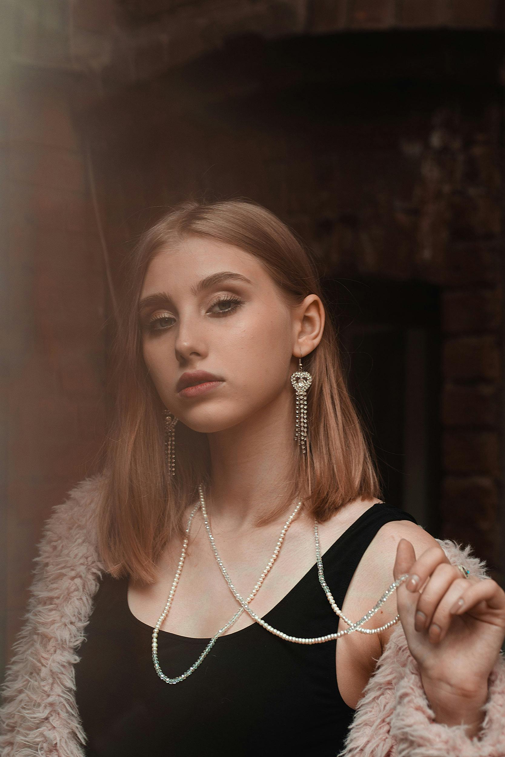 Zadarmo Elegantný portrét štýlovej ženy s perlami a kožuchom vonku. Fotka z fotobanky