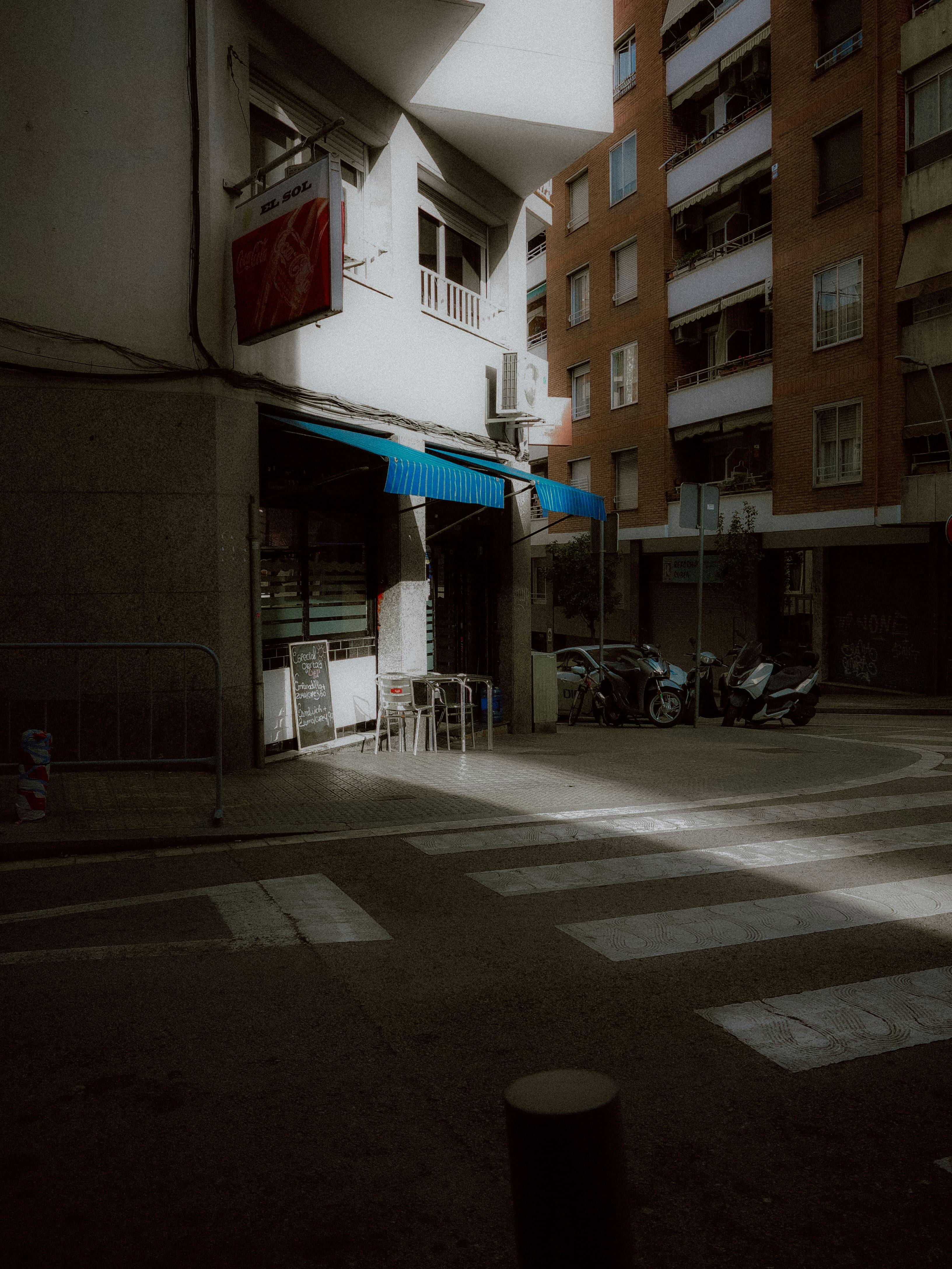 免费 阳光下的巴塞罗那迷人街景 素材图片