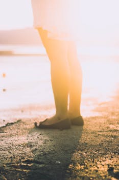 日落时分，一个人静静地站在沙滩上，身影显得格外平静