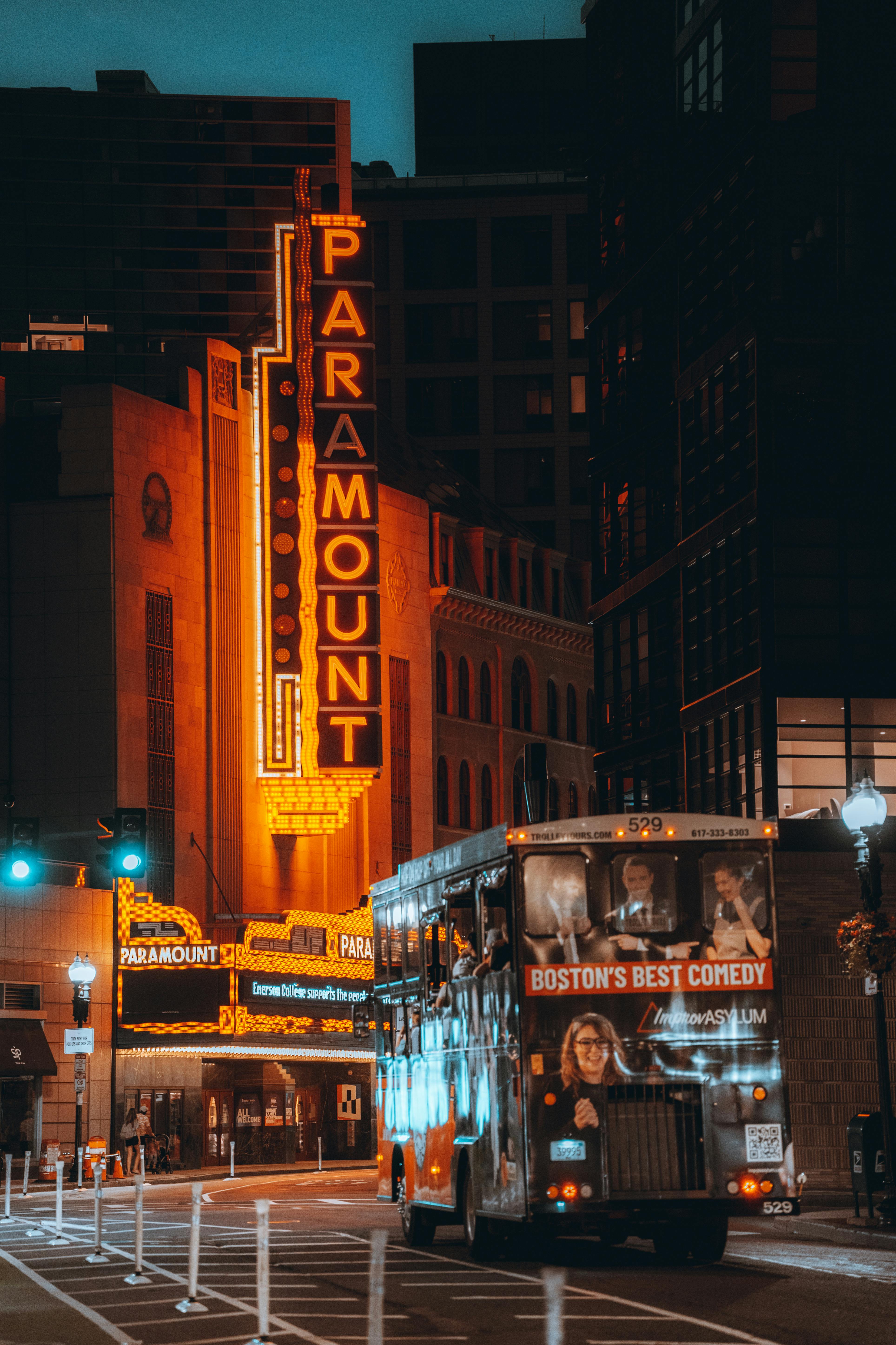 Ücretsiz Boston'daki Efsanevi Paramount Tiyatrosu'nun Gece Görünümü Stok Fotoğraflar
