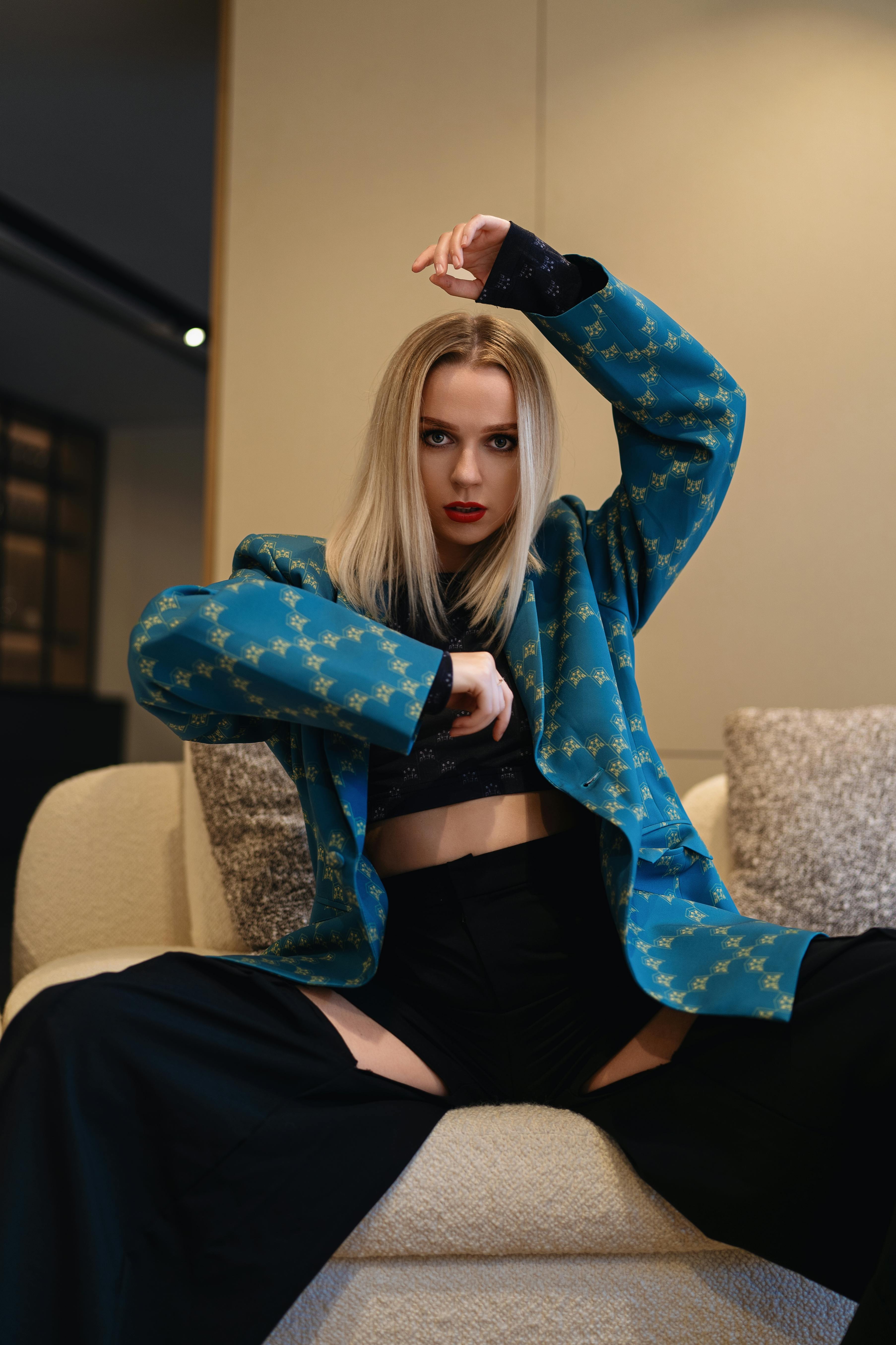 Gratis stockfoto met artistiek portret, binnen instelling, blauwe jas Stockfoto