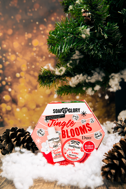 Set Quà Hạt Dinh Dưỡng: Món Quà Sức Khỏe Sang Trọng & Ý Nghĩa 2026 1 Christmas-themed Soap & Glory Jingle Blooms gift set amid pine branches and cones.