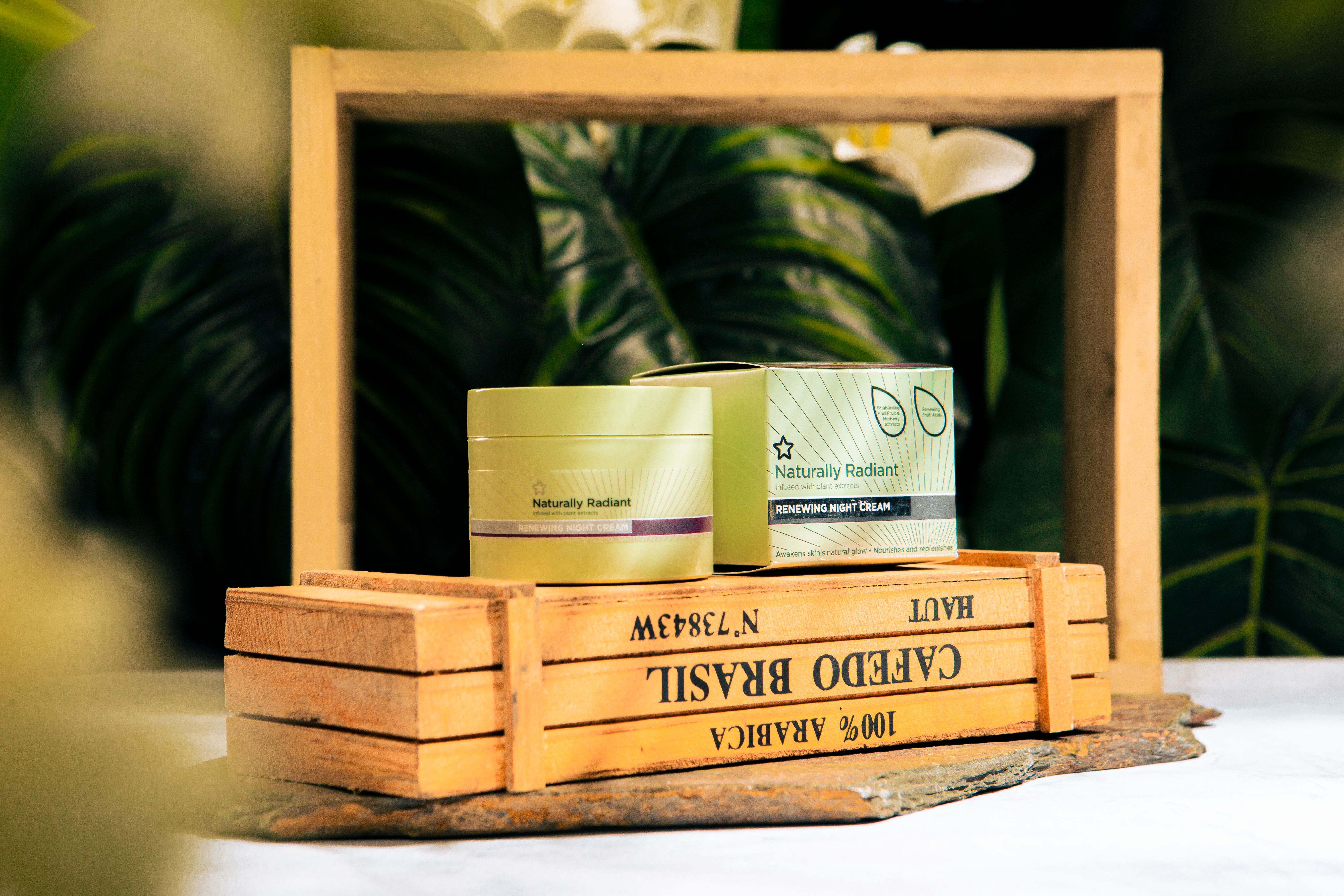 Produits cosmétiques naturels disposés sur une surface élégante