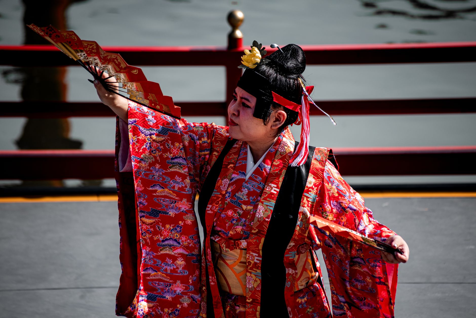 A performer in vibrant Japanese attire during a cultural event in Buenos Aires.