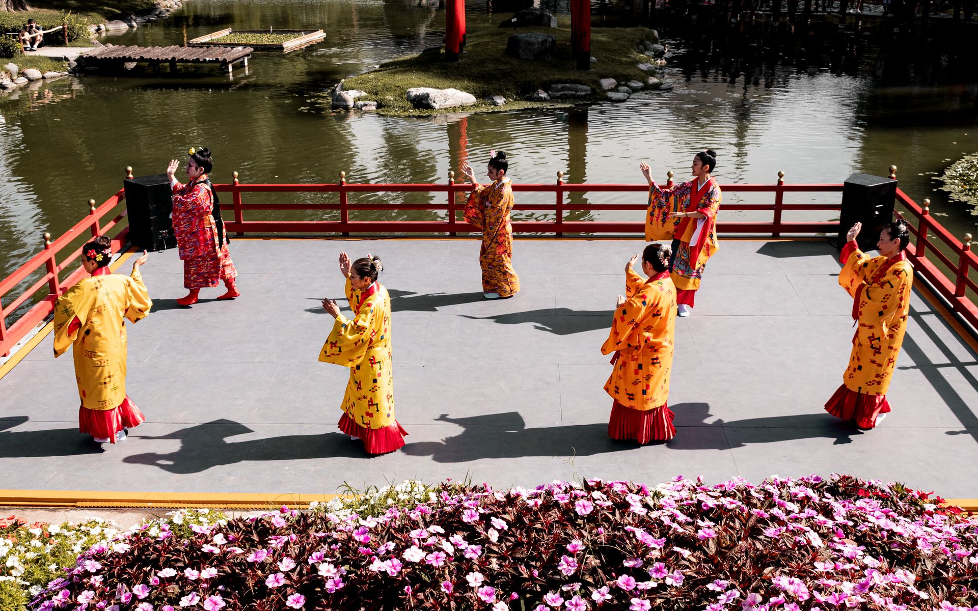 A vibrant Japanese cultural dance recital in Buenos Aires Japanese garden.