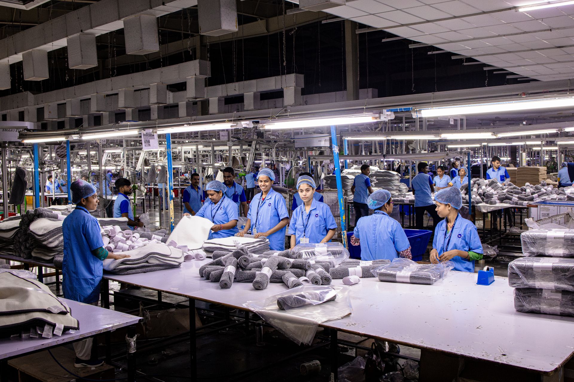 Operarios en una línea de montaje en planta industrial