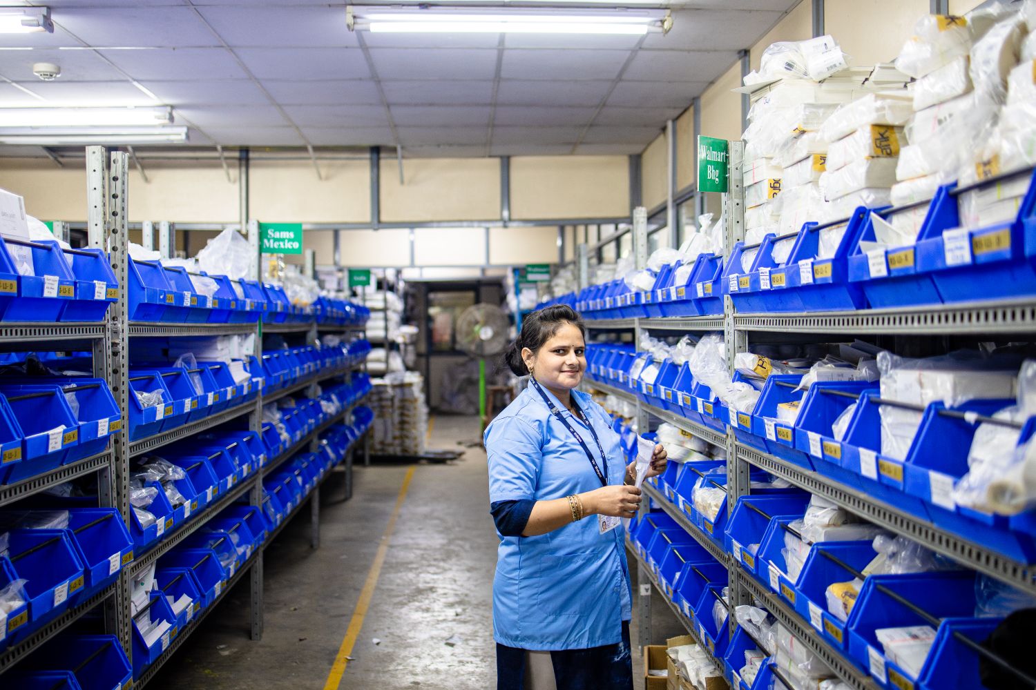 Trabajadora organizando inventario en estanterías