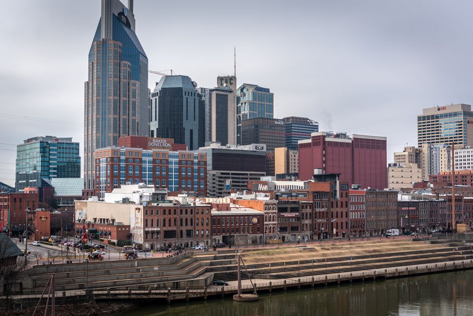Nashville costs - Luxury resort overlooking tropical waters
