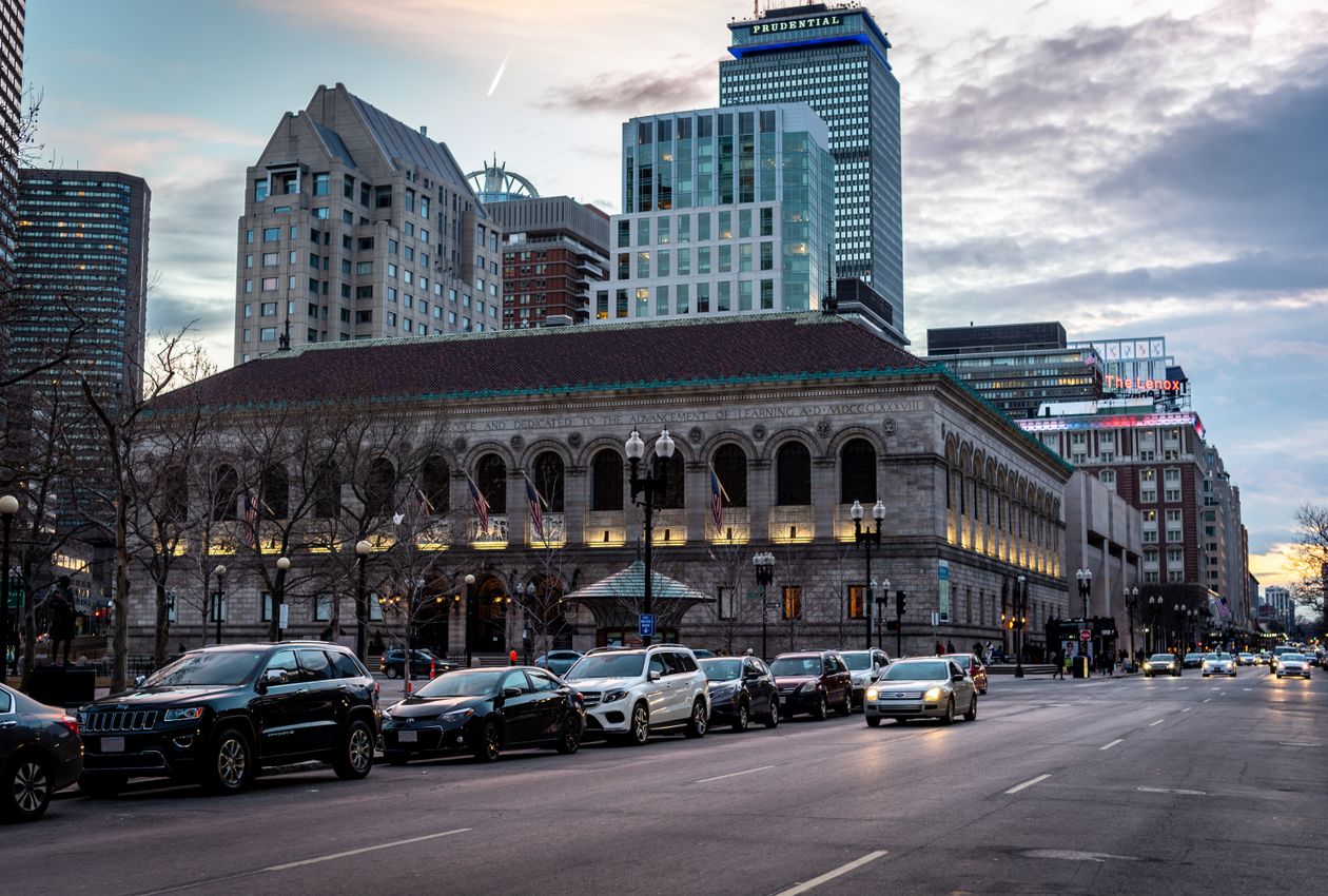 Granite Arcades and Gaslit Slopes: A Post-Work Twilight Walk Through the Historic Back Bay Brownstones