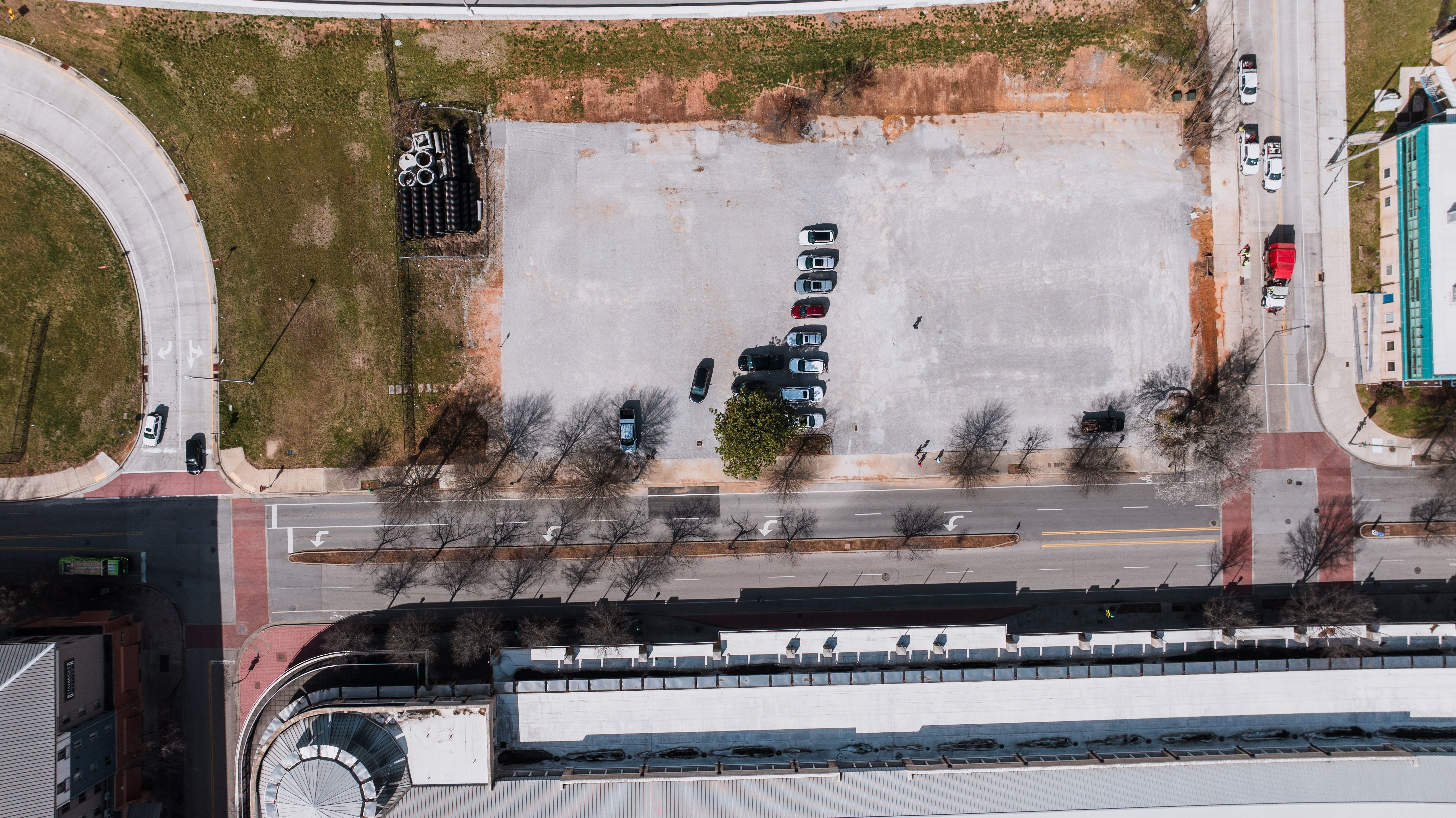 Aerial view of an empty parking lot and street in Chattanooga, Tennessee. (Photo by K on Pexels)