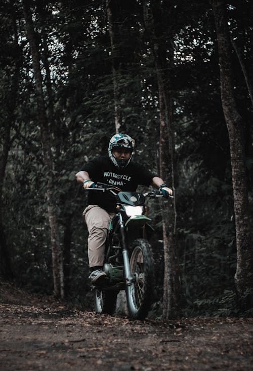 Kostenlos Man Riding Dirt Bike In Der Nähe Von Bäumen Stock-Foto