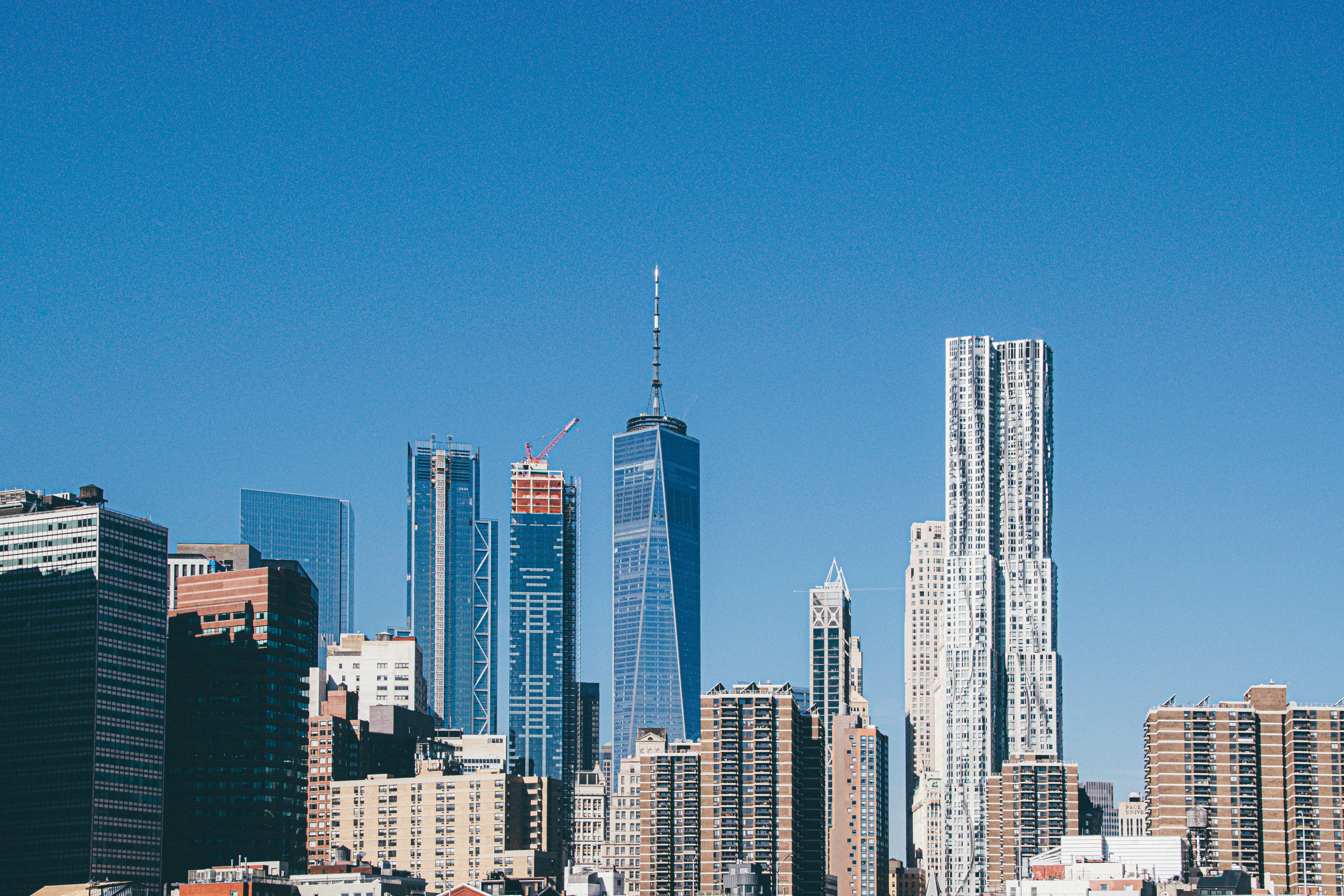 纽约市标志性的天际线，现代摩天大楼映衬在清澈的蓝天下