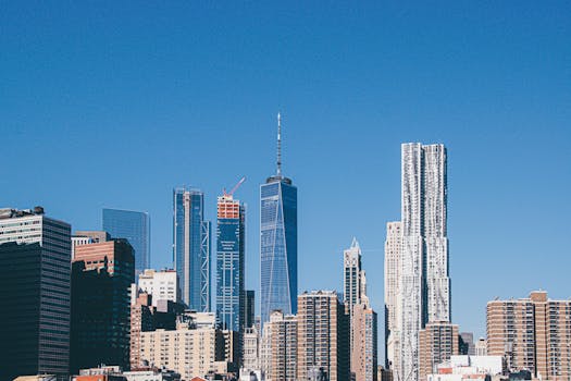 纽约市标志性的天际线，现代摩天大楼映衬在清澈的蓝天下