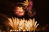 在德国一场令人眼花缭乱的庆祝活动上，夜空被五颜六色的烟花照亮