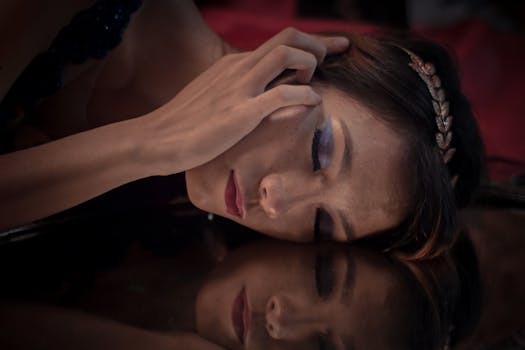 在空灵的反思场景中，捕捉到一位化着艺术妆容的女人的迷人肖像