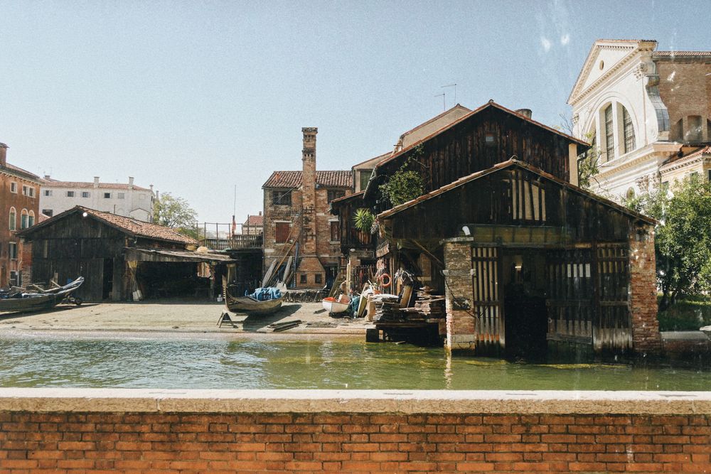 Atelier rustic de gondole din Veneția, într-o zi însorită