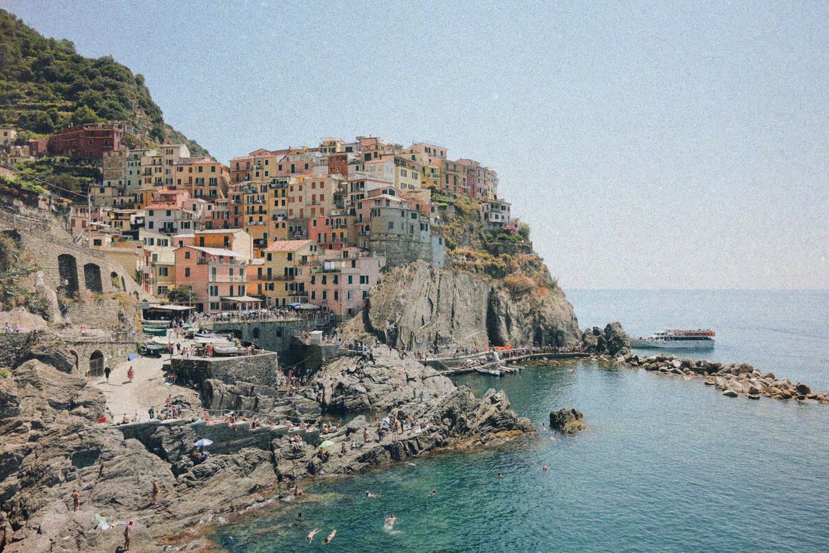Manarola, sat colorat pe stânci deasupra mării, în Cinque Terre
