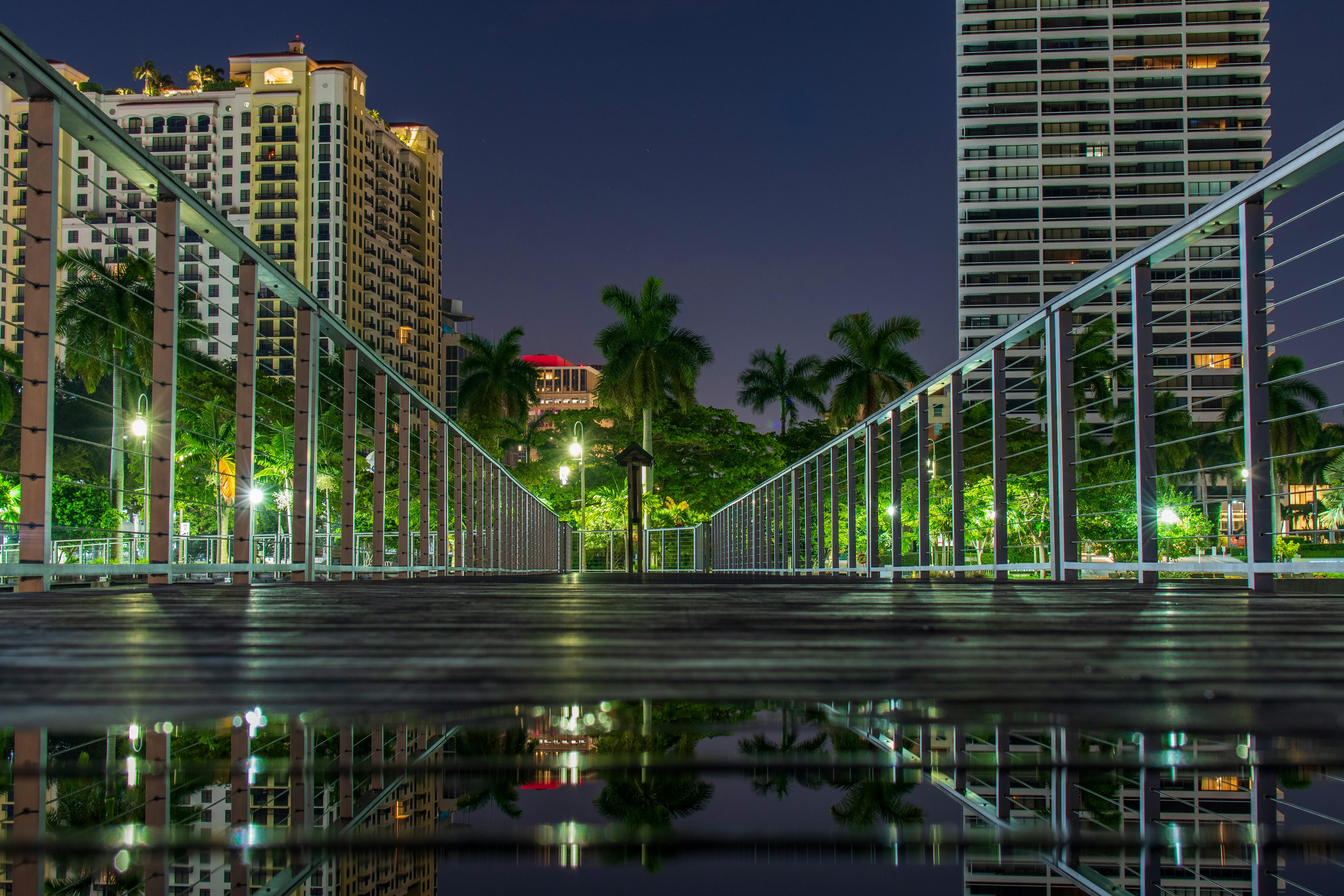 现代建筑的夜间景观令人惊叹，桥梁与倒影相映成趣，非常适合城市和建筑主题